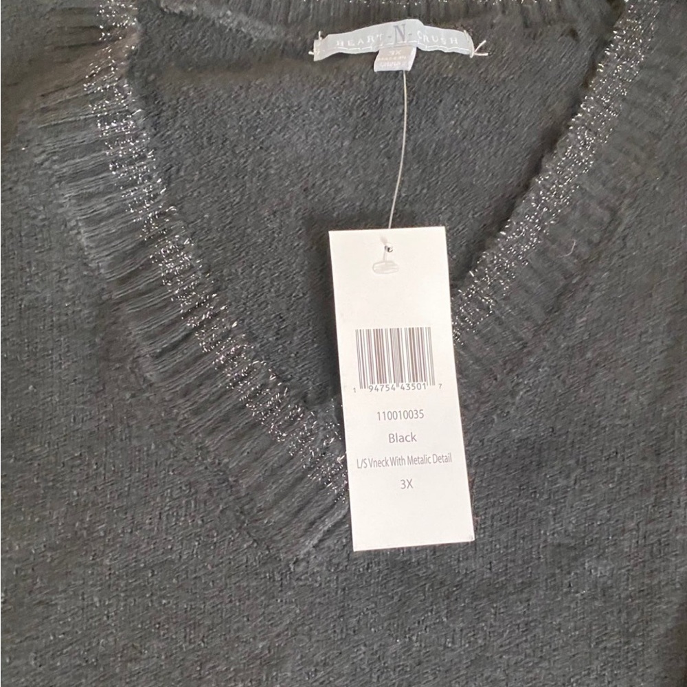 Black sweater (1 picture looks gray but it’s black.